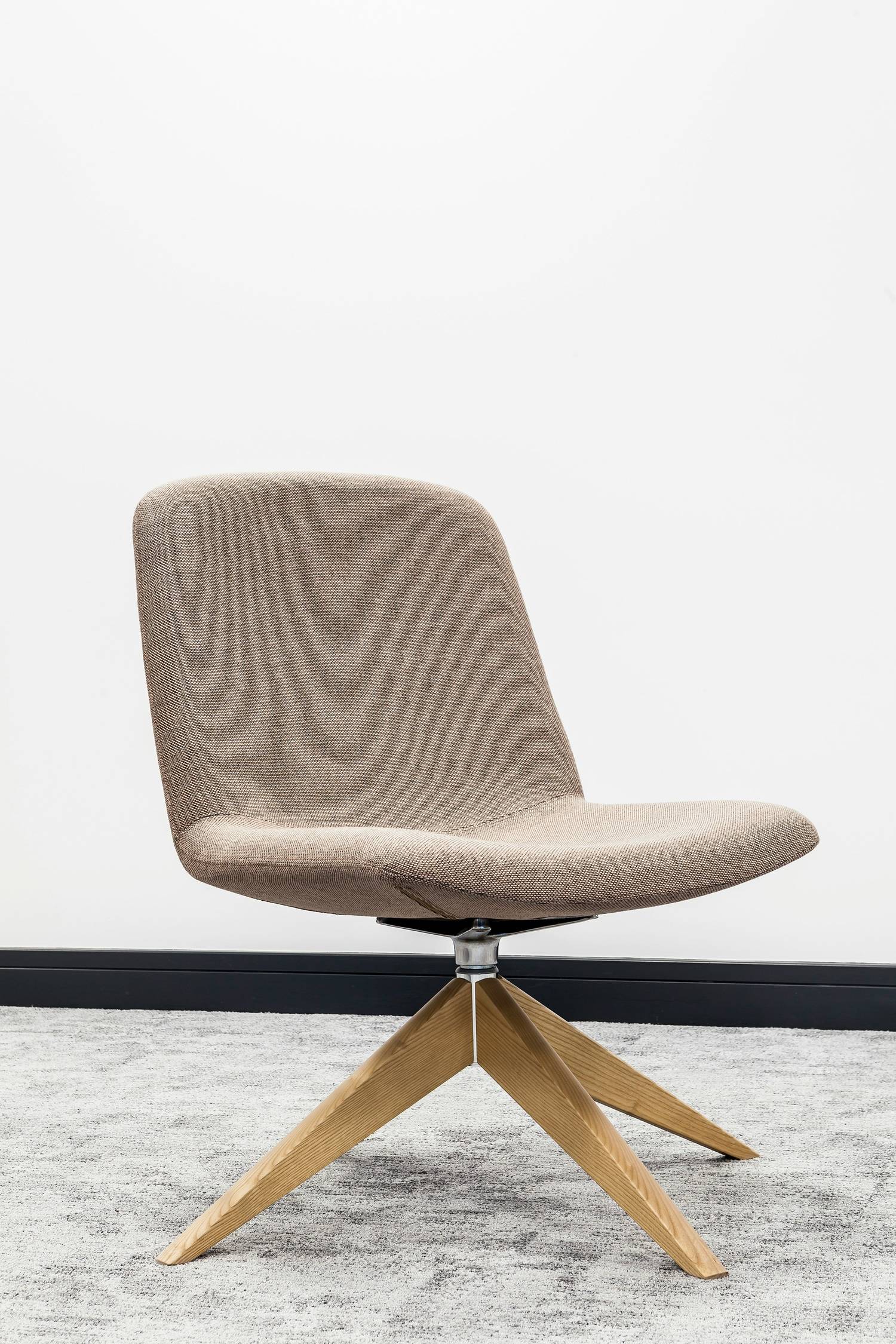 Silla tapizada con patas de madera